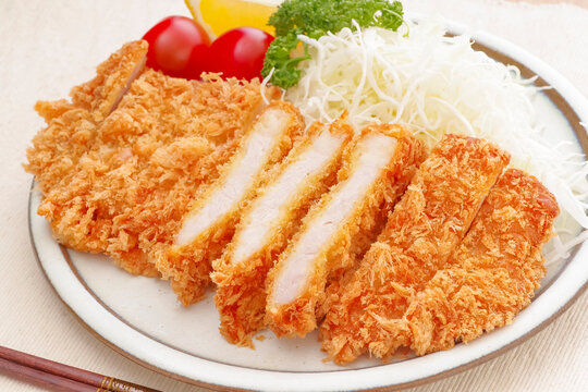 皿に盛り付けた揚げたてのとんかつ