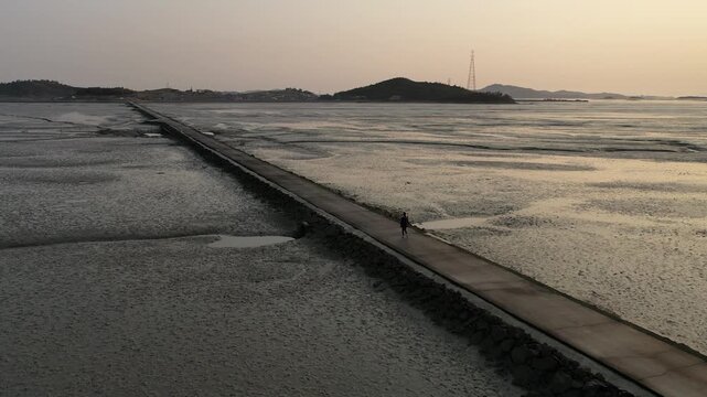한국 신안 섬 갯벌 노두 노두길 징검다리 밀물 썰물 섬노두길 바다 서남해안 바다길 12사도 순례길 전라남도 항구 선착장 예술 종교 작품 여행 배 여객선