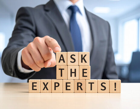 Ask the Experts! - Geschäftsmann zeigt auf den Text "Ask the Experts!