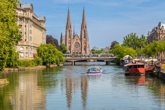 l'&Eacute;glise Saint-Paul de Strasbourg avec un Bateau promenade en avant plan 
