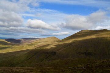 Obraz premium Galtee mountains landscape with blue sky and clouds