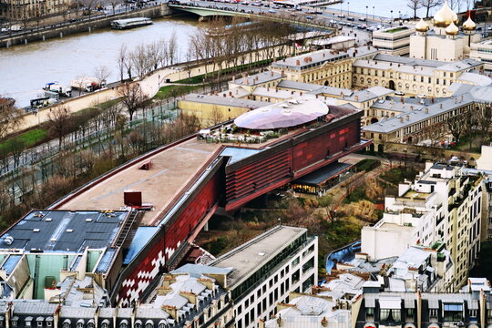 Mus&eacute;e du Quai Branly - Jacques Chirac. (Architecte Jean Nouvel). Vue depuis la Tour Eiffel. Paris. F&eacute;vrier 2026.