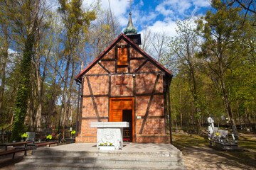Kapliczka z cmentarzem, osada leśna Barbarka, Toruń, Polska, Chapel with cemetery, Barbarka forest settlement, Toruń, Poland © 123108 Aneta