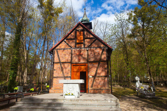 Kapliczka z cmentarzem, osada leśna Barbarka, Toruń, Polska, Chapel with cemetery, Barbarka forest settlement, Toruń, Poland