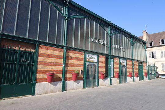 Halle du march&eacute;, march&eacute; couvert, vue de l'ext&eacute;rieur, ville de Dole, d&eacute;partement du Jura, France
