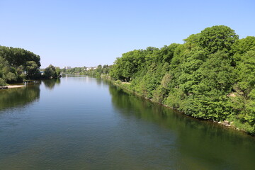 Fototapeta premium La rivière le Doubs, ville de Dole, département du Jura, France