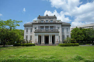 Fototapeta premium 登録有形文化財の旧鹿児島県庁舎本館（県政記念館）の正面外観と芝生の風景