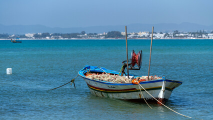 Bateau de pêche ancré dans la baie de Hammamet © PPJ