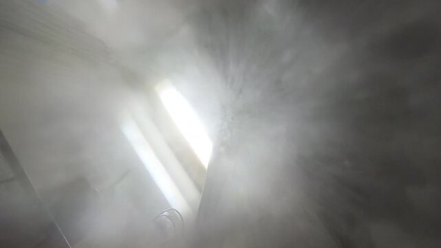 【横動画】キッチンの蛇口から出るシャワー水が降り注ぐダイナミックな主観映像