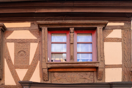 Belle fa&ccedil;ade ancienne avec des moulures
