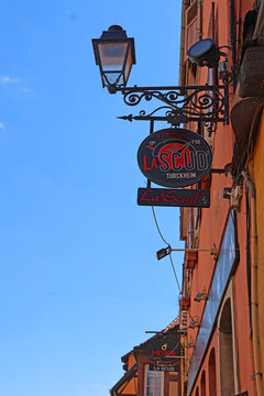 Fa&ccedil;ade et enseigne du bar La Scud &agrave; Turckheim
