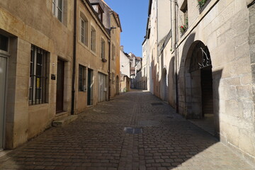 Fototapeta premium Vieille rue typique, ville de Dole, département du Jura, France