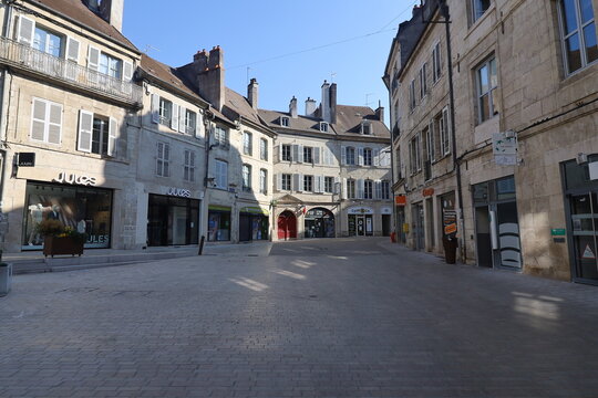 Rue pi&eacute;tonne typique, ville de Dole, d&eacute;partement du Jura, France