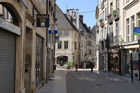 Rue pi&eacute;tonne typique, ville de Dole, d&eacute;partement du Jura, France