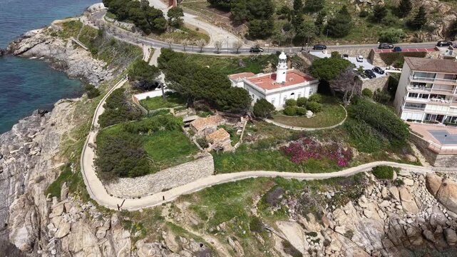Faro de Rosas situado en la Punta de la Poncella, comarca del Alto Ampurd&aacute;n, Catalu&ntilde;a, Espa&ntilde;a.