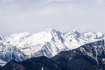 Naklejka premium Ordino Pyrenees mountains peaks covered in snow