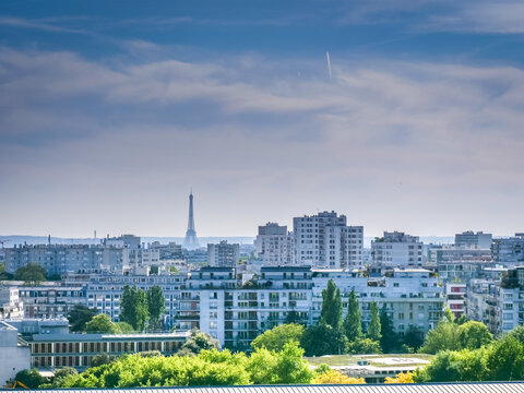 Skyine de la ville de Paris dans la brume matinale vue depuis la Philharmonie