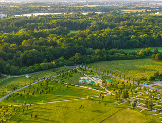 Park 800-lecia Opola i Wyspa Bolko widziane z drona. Malowniczy krajobraz miejskiej zieleni, lasu i terenów rekreacyjnych podczas złotej godziny. Oaza natury w centrum Opola. © Henryk Niestrój
