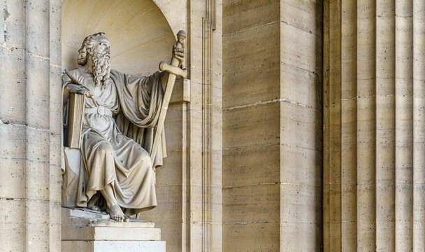 Statue sous le porche de l'&eacute;glise Saint-Sulpice, Paris, France