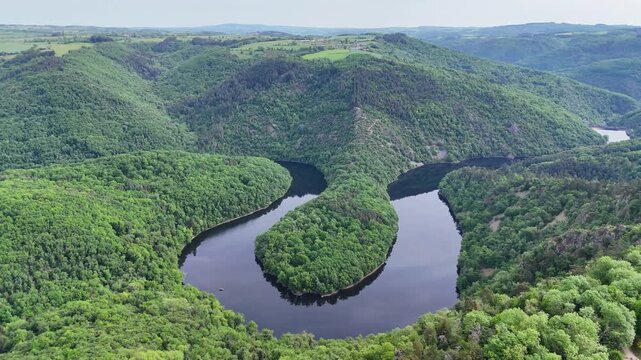 Vid&eacute;o a&eacute;rienne par drone du M&eacute;andre de Queuille en Auvergne, France