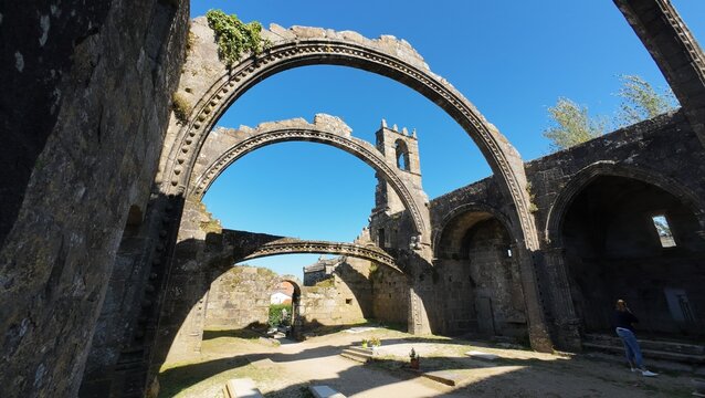 RUINAS DEL CEMENTERIO DE SANTA MARIA DE DOZO CAMBADOS GALICIA 2025