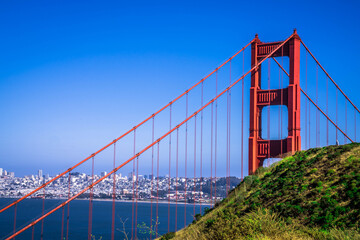 Fototapeta premium golden gate bridge on a sunny day with blue sky and San Francisco city view in the background