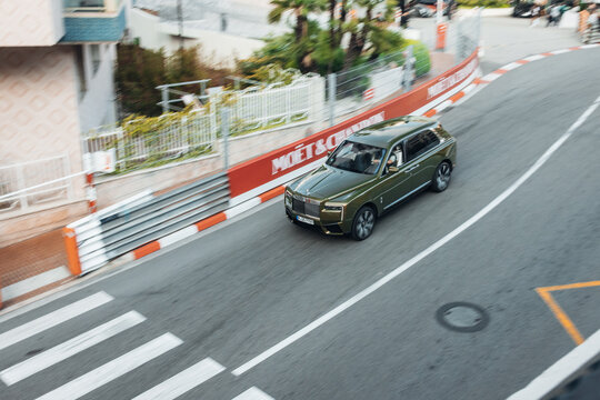 Rolls Royce Cullinan driving through Fairmont Hairpin in Monaco