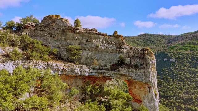 Vista a&eacute;rea lejana de Orbaneja del Castillo y formaciones rocosas junto al Ebro