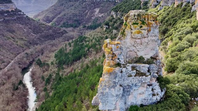 Vista a&eacute;rea lejana de Orbaneja del Castillo y formaciones rocosas junto al Ebro