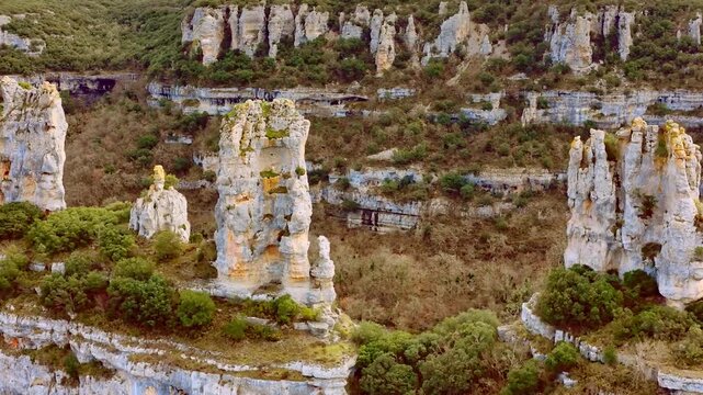 Vista a&eacute;rea lejana de Orbaneja del Castillo y formaciones rocosas junto al Ebro