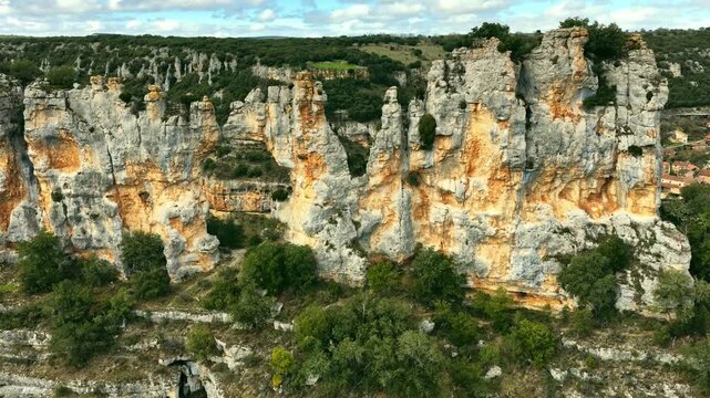 Vista a&eacute;rea lejana de Orbaneja del Castillo y formaciones rocosas junto al Ebro