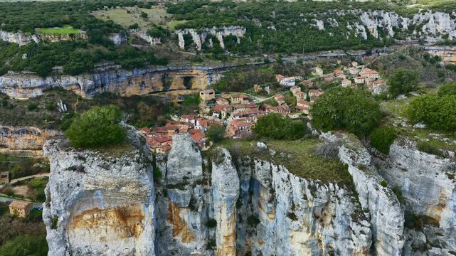 Vista a&eacute;rea lejana de Orbaneja del Castillo y formaciones rocosas junto al Ebro