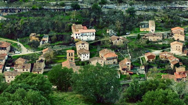 Vista a&eacute;rea lejana de Orbaneja del Castillo y formaciones rocosas junto al Ebro