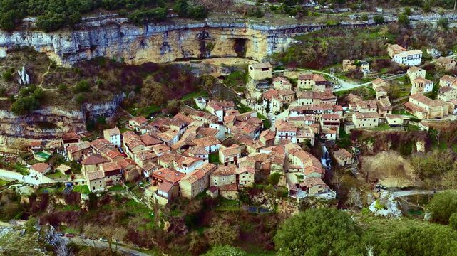 Vista a&eacute;rea lejana de Orbaneja del Castillo y formaciones rocosas junto al Ebro