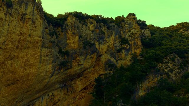 Antigua ermita misteriosa junto barranco pintoresco y cinem&aacute;tico 