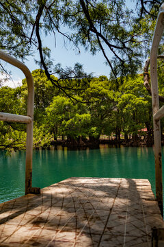 Vista del lago de camecuaro, del trampolin para saltar a nadar