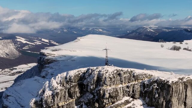 Vista a&eacute;rea lejana de Orbaneja del Castillo y formaciones rocosas junto al Ebro