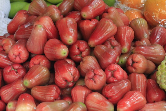 wax apples in the market