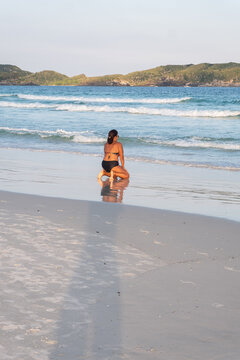Cabo Fr&iacute;o, Brasil - Mujer pasando su d&iacute;a en la playa.