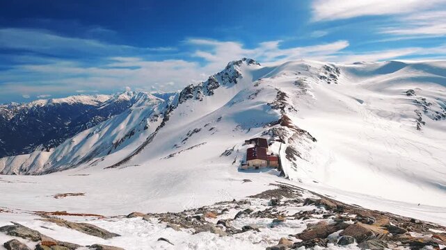 冠雪の北アルプスの立山の雄山