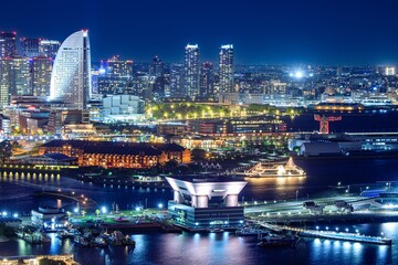 Naklejka premium 横浜市、横浜マリンタワーから眺める夜景（大さん橋・赤レンガ倉庫方向）