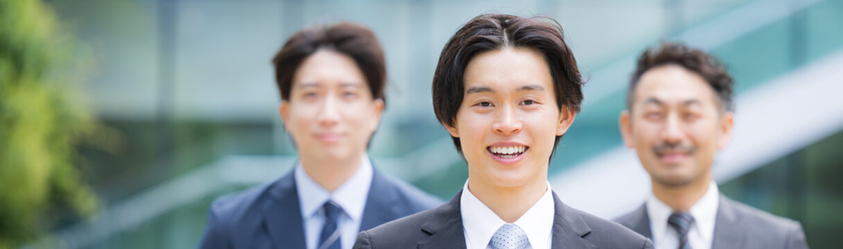 笑顔で歩くスーツで新卒採用や新人の若手ビジネスチームのポジティブ(前向き)なイメージ　転職や就活、採用などのカメラ目線の笑顔複数の横並びバナー