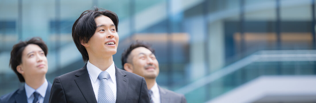 笑顔で歩くスーツで新卒採用や新人の若手ビジネスチームのポジティブ(前向き)な未来を見つめる(見上げる)リクルートイメージ　転職や就活、採用などの笑顔複数の横並びバナー