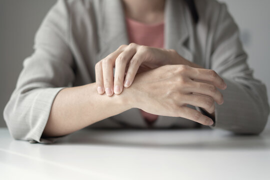 Woman hand with wrist pain numbness and pain in the palm of the hand has pain and tingling in the nerve endings This is a side effect of sitting and working for a long time on a laptop at the office