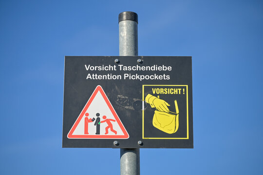 Schild, Warnung, Taschendiebe, Mitte, Berlin, Deutschland