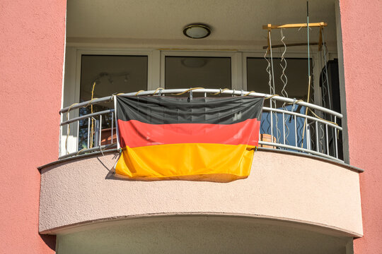 Symbolfoto Nationalismus, Deutschland-Fahne an einem Balkon, Lichterfelde, Berlin, Deutschland