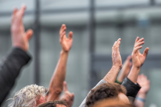 vote by show of hands