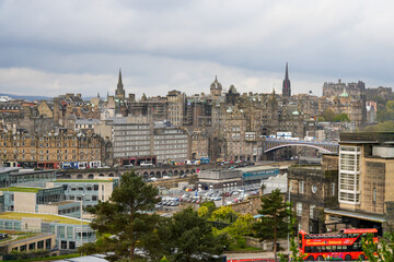 Naklejka premium The historic skyline of Edinburgh, the capital of Scotland, featuring the North Bridge and Edinburgh Castle on Castle Rock