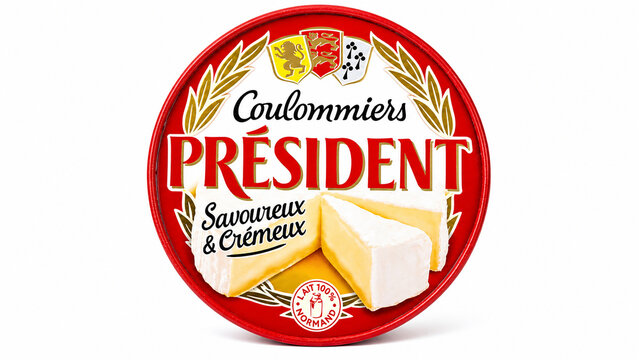 boite de fromage fran&ccedil;ais Coulommiers de marque Pr&eacute;sident isol&eacute;e sur un fond blanc