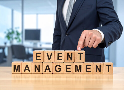 Event Management - Geschäftsmann zeigt auf den Text "Event Management"
